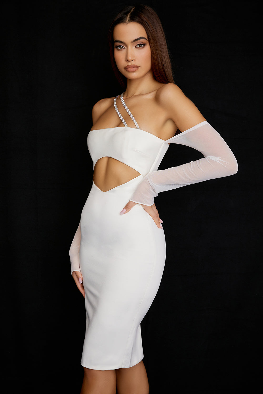 Robe midi en satin ivoire avec découpe