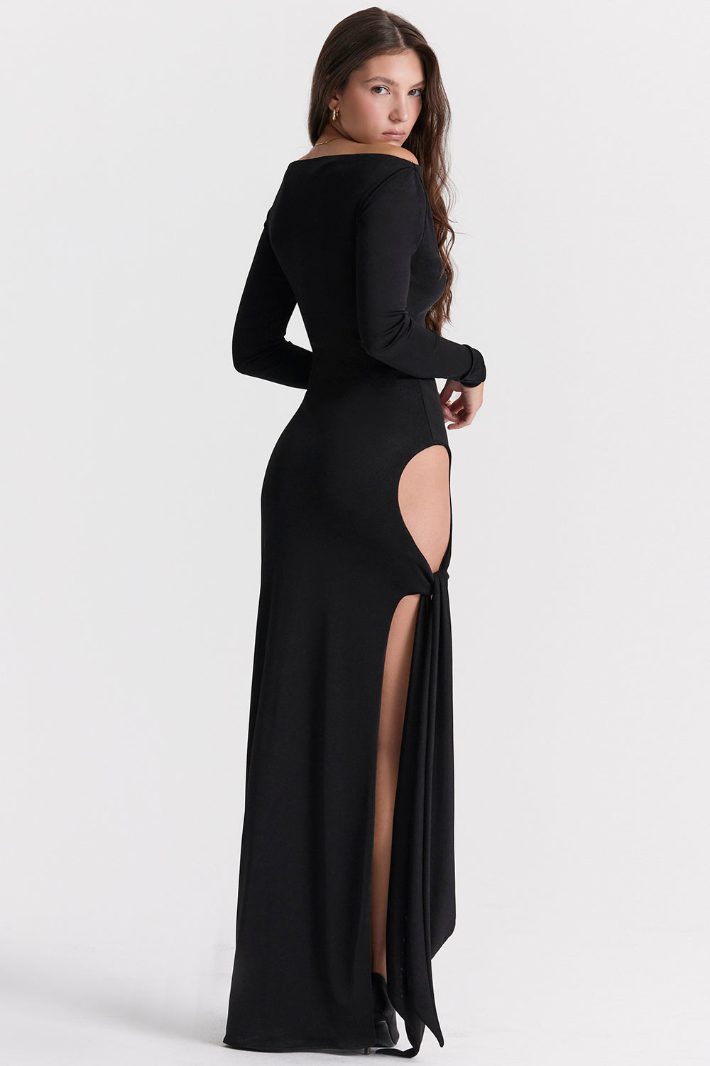 Robe longue noire découpée