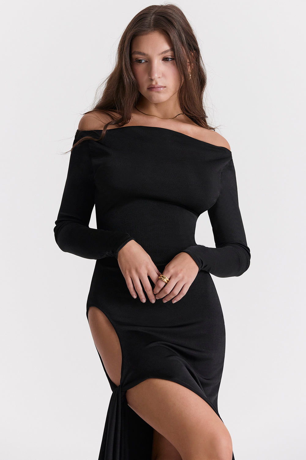 Robe longue noire découpée