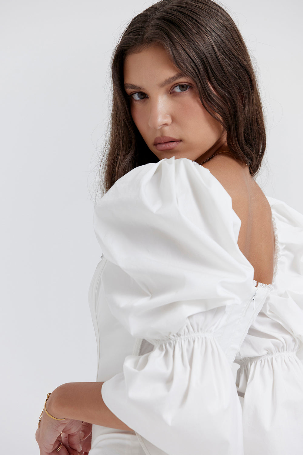 Robe corset blanche à manches bouffantes