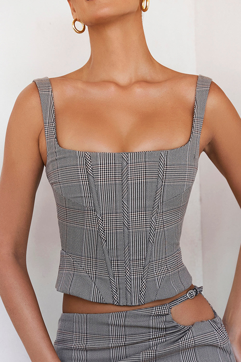 Mistress Rocks - Corset monochrome à col carré et mini-jupe à carreaux avec découpe