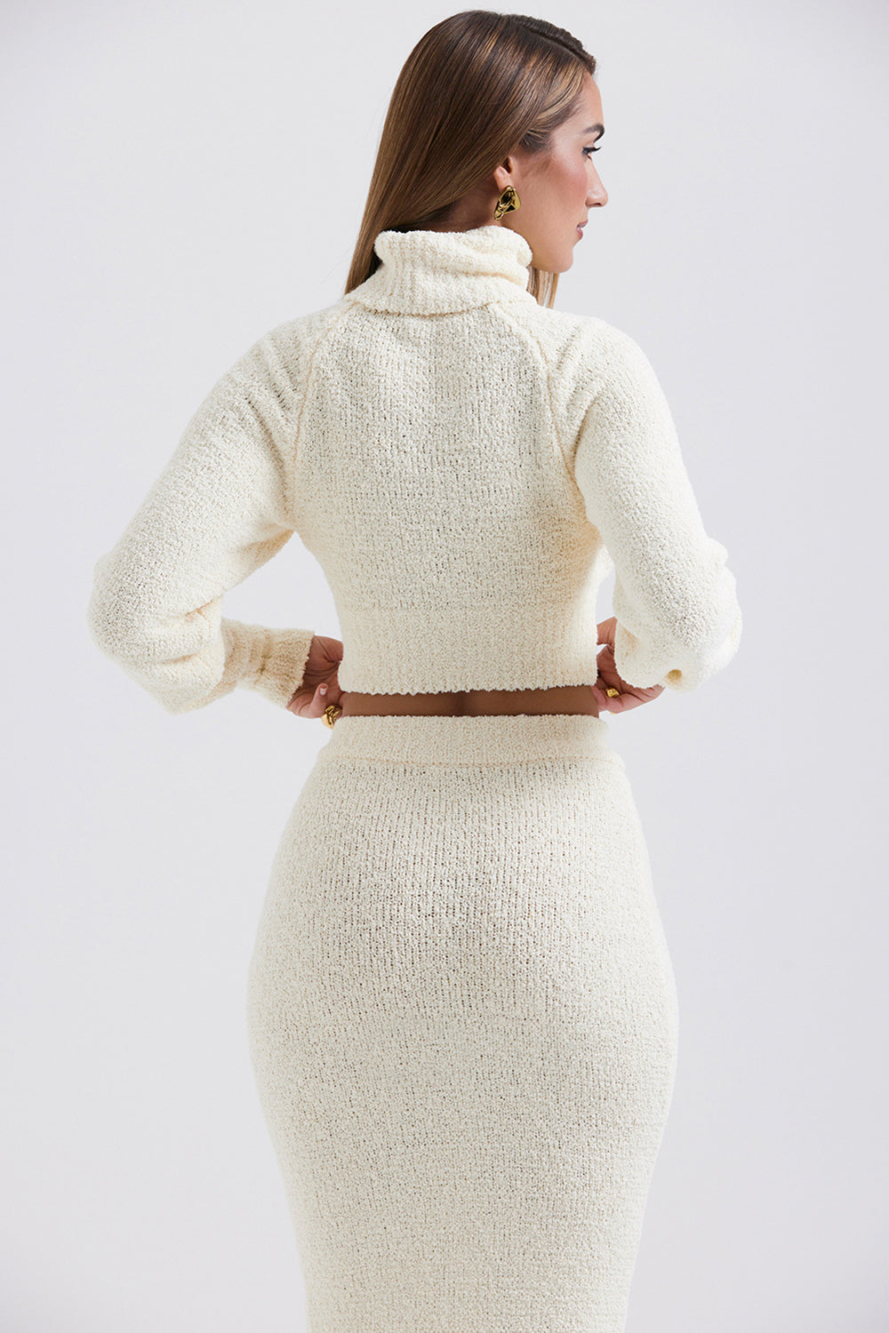 Pull court en maille bouclée douce de couleur cràme avec jupe midi