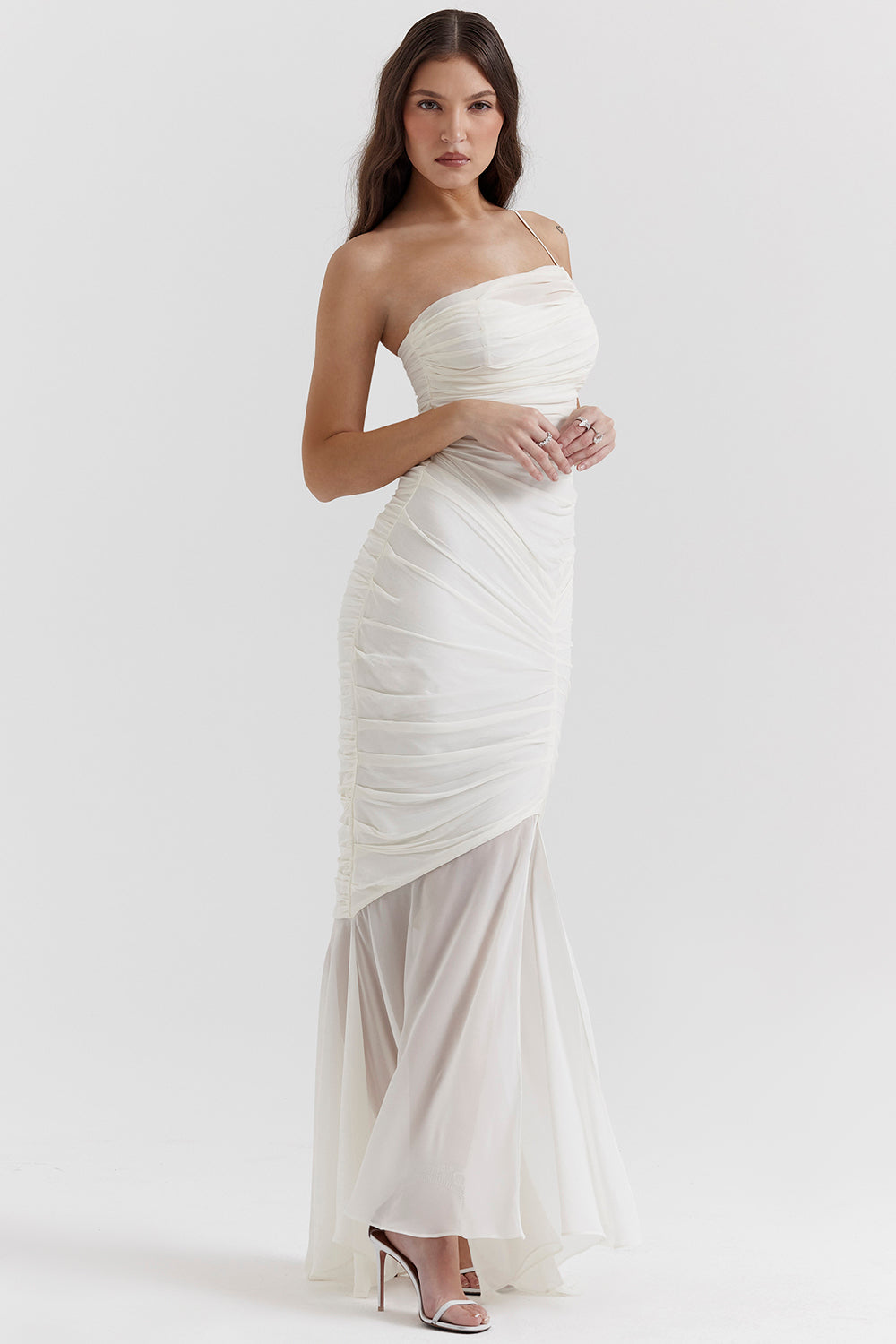 Robe longue de couleur ivoire à volants