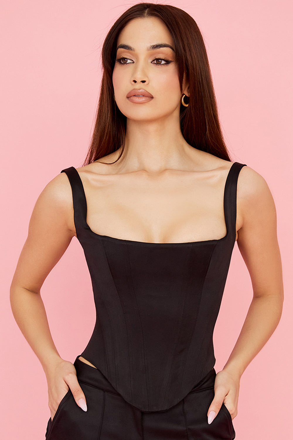 Corset long en satin noir avec pantalon cargo droit