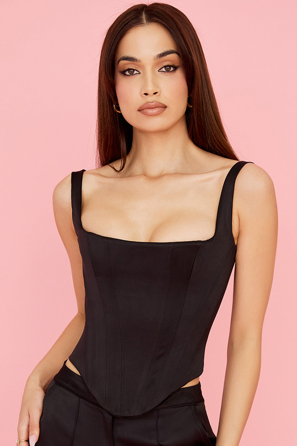 Corset long en satin noir avec pantalon cargo droit