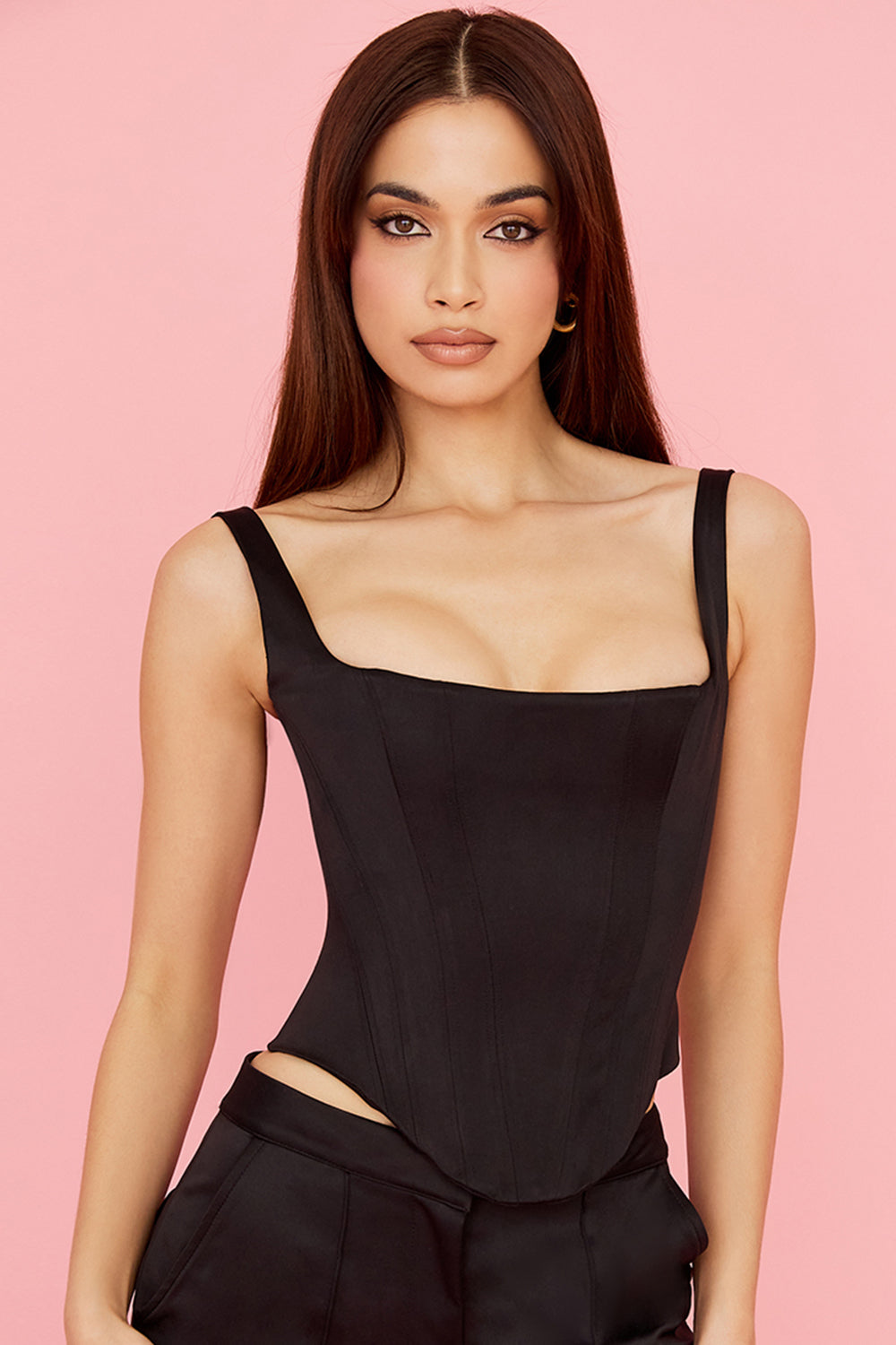 Corset long en satin noir avec pantalon cargo droit