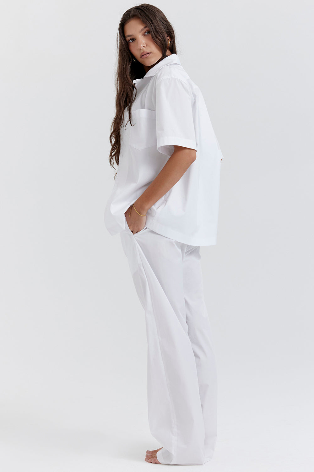 Chemise oversize blanche avec pantalon coupe décontractée