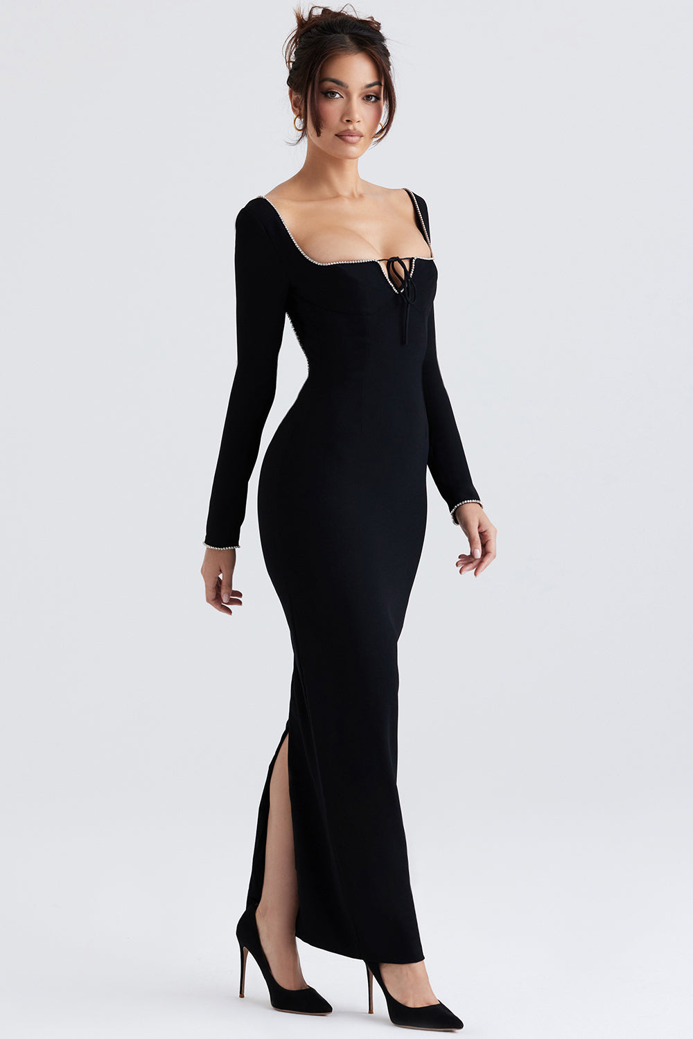 Robe longue noire ornée de cristaux