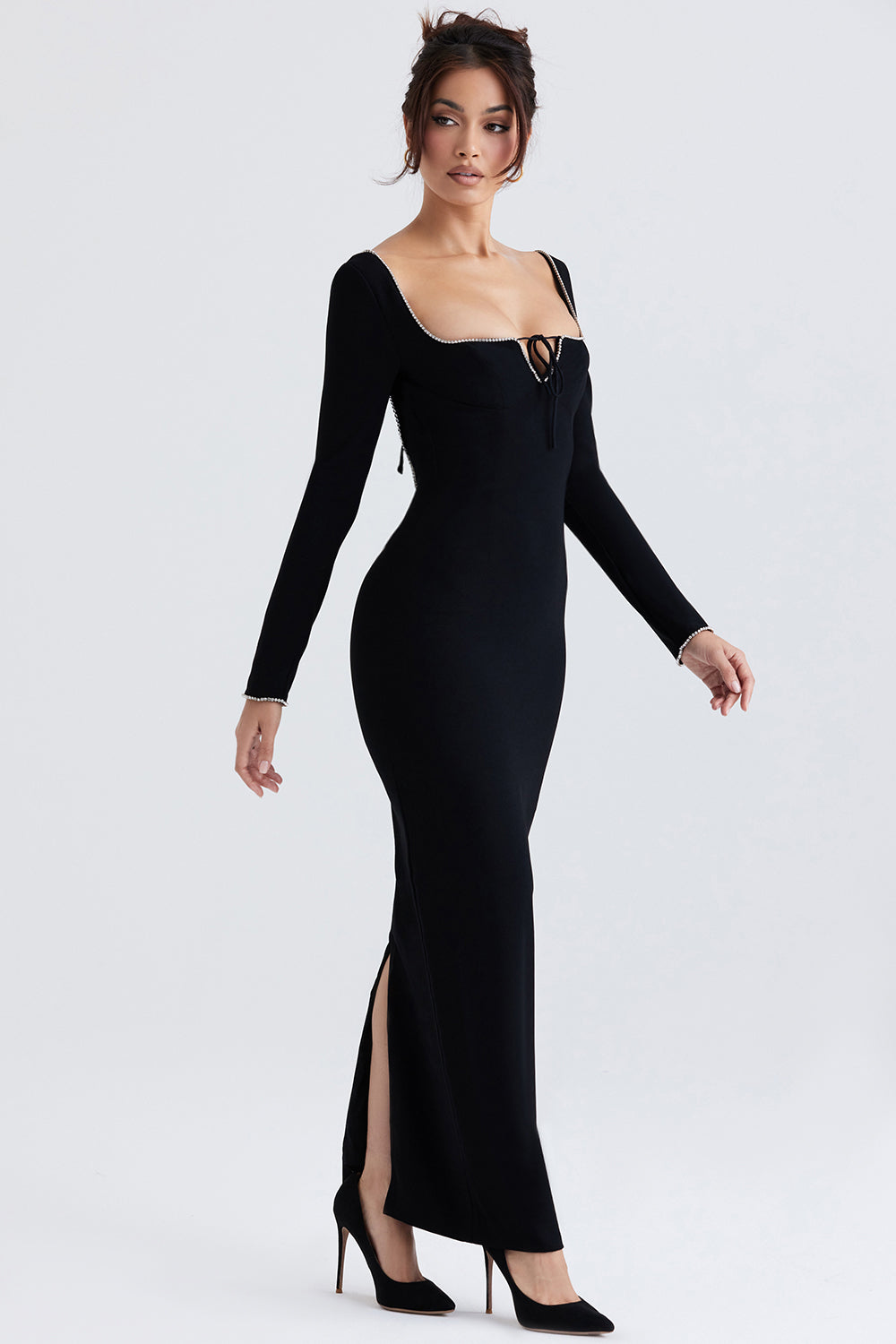 Robe longue noire ornée de cristaux