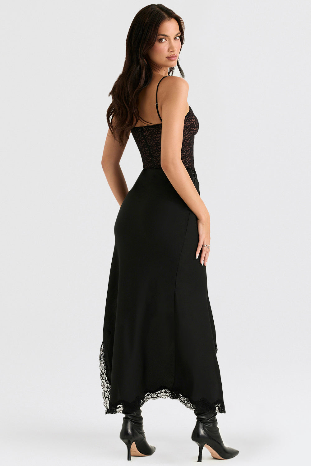 Corset en dentelle noire avec jupe midi en satin
