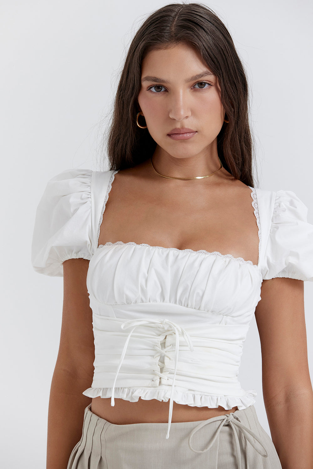 Haut plissé blanc avec mini-jupe portefeuille plissée Stone