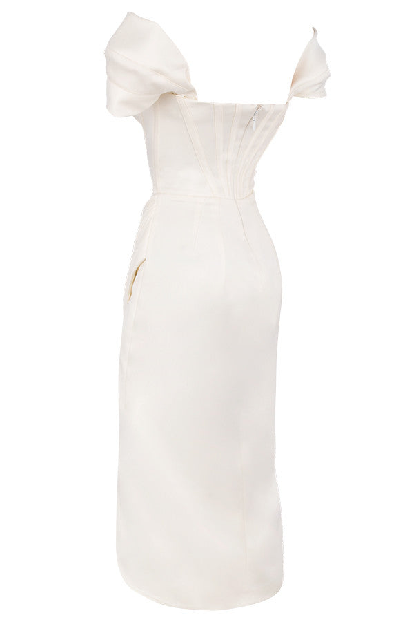 Robe en satin à épaules dénudées