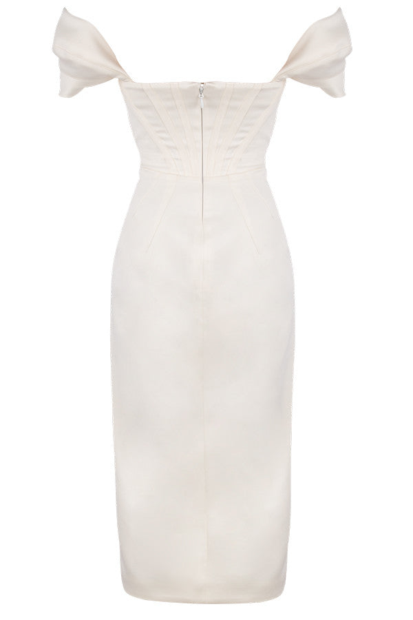 Robe en satin à épaules dénudées