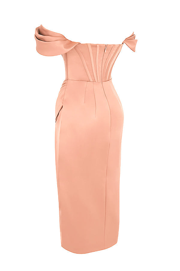 Robe en satin à épaules dénudées