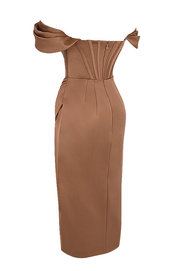 Robe en satin à épaules dénudées