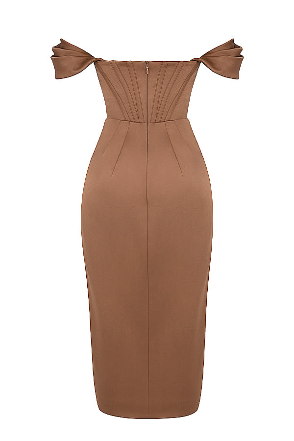 Robe en satin à épaules dénudées