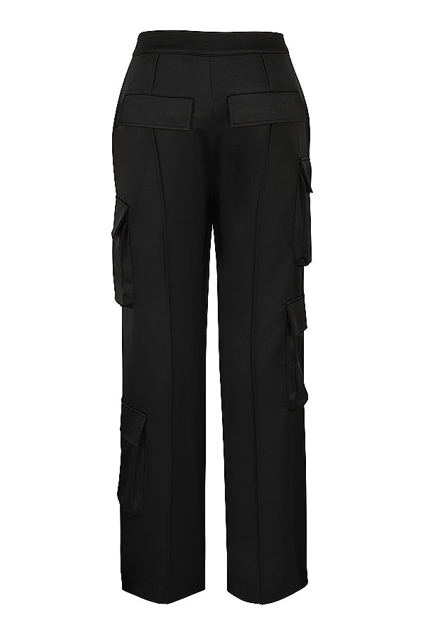 Corset long en satin noir avec pantalon cargo droit