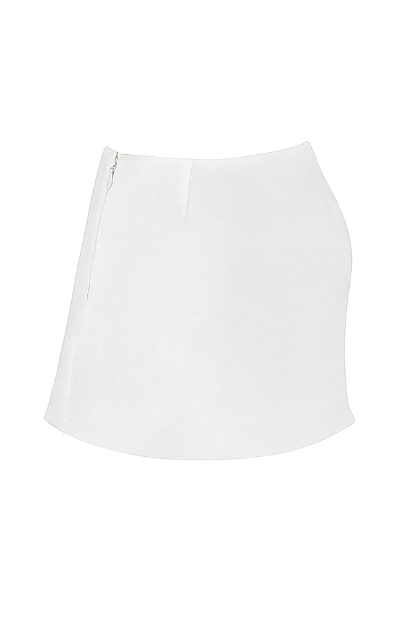 Haut en dentelle blanche avec mini-jupe trapàze en lin