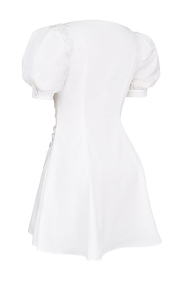 Mini-robe blanche à manches bouffantes