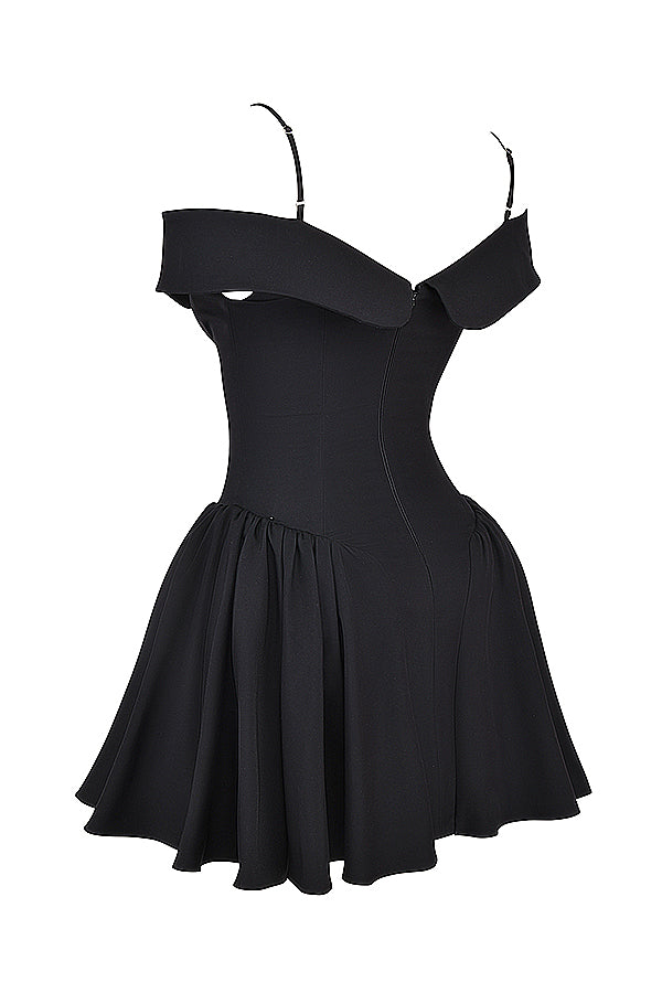 Mini-robe à épaules dénudées