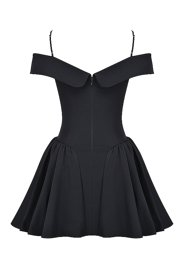 Mini-robe à épaules dénudées