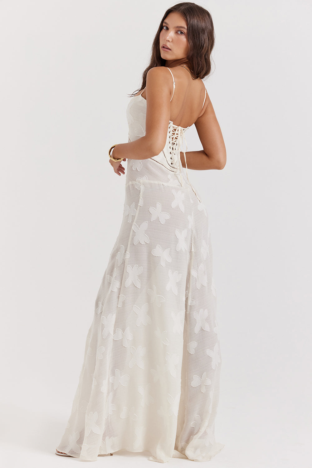 Robe longue vintage de couleur cràme avec dos en dentelle