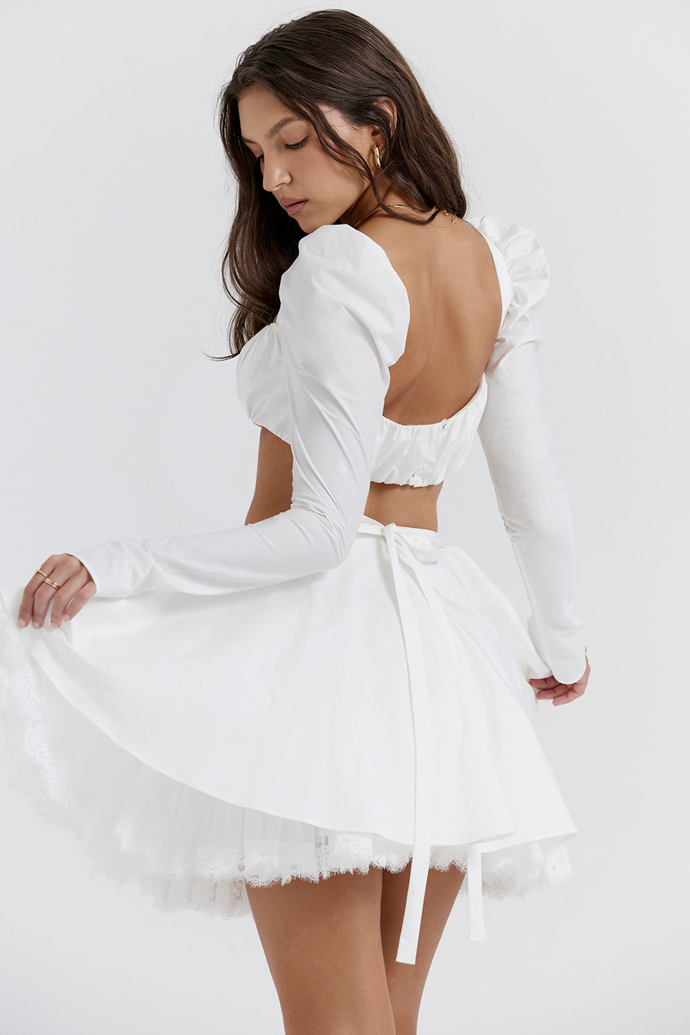 Top blanc à manches bouffantes et mini jupe avec nàud
