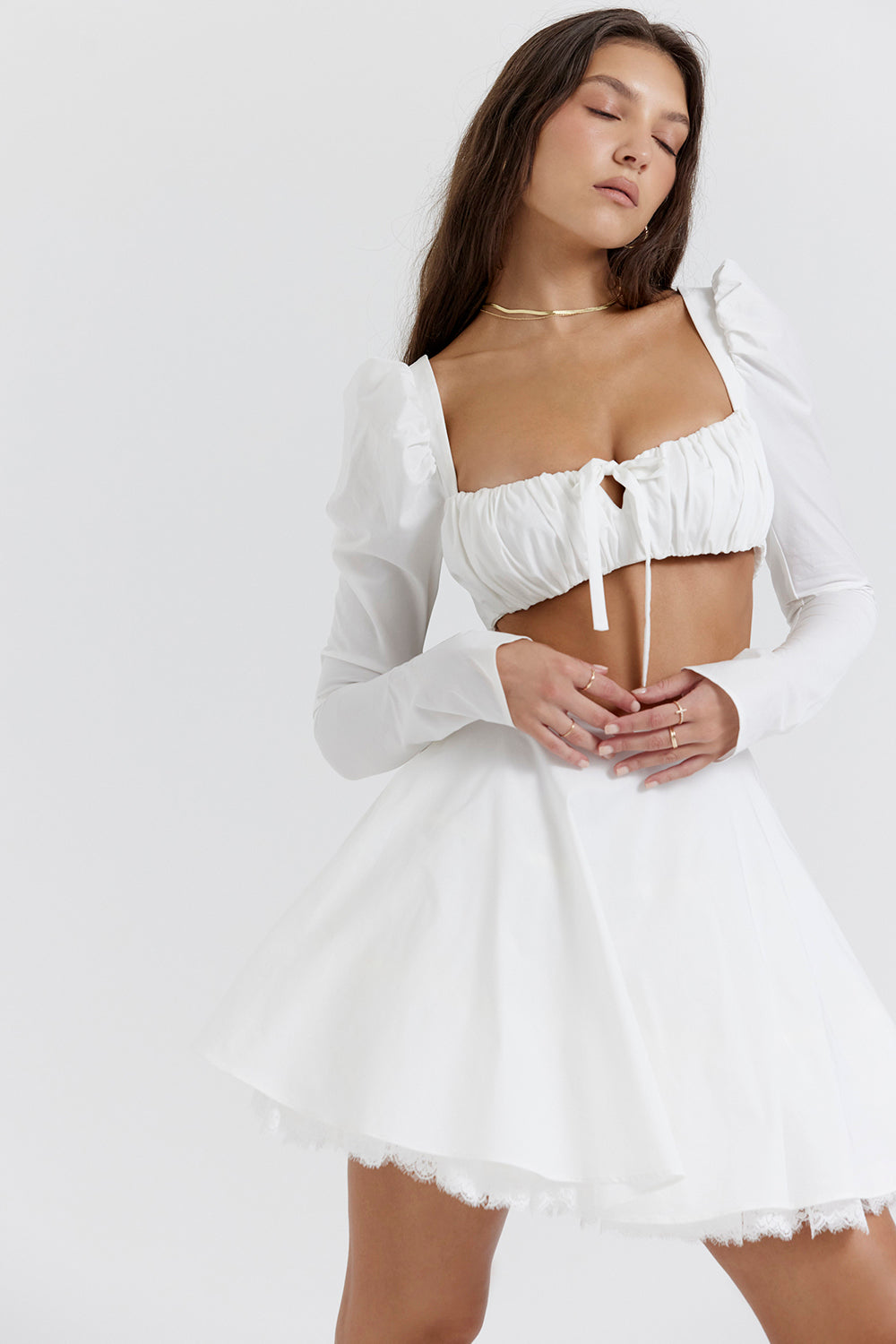 Top blanc à manches bouffantes et mini jupe avec nàud