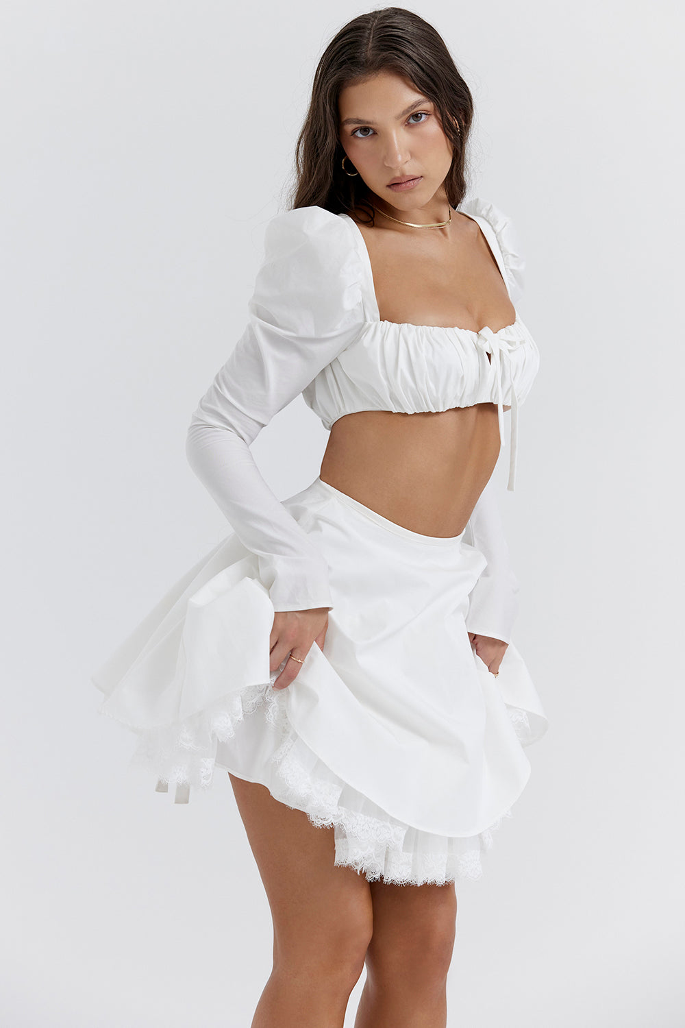 Top blanc à manches bouffantes et mini jupe avec nàud