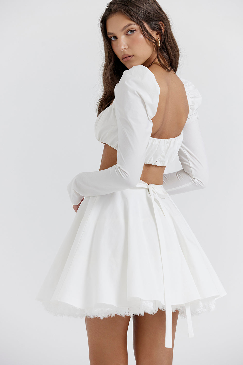 Top blanc à manches bouffantes et mini jupe avec nàud