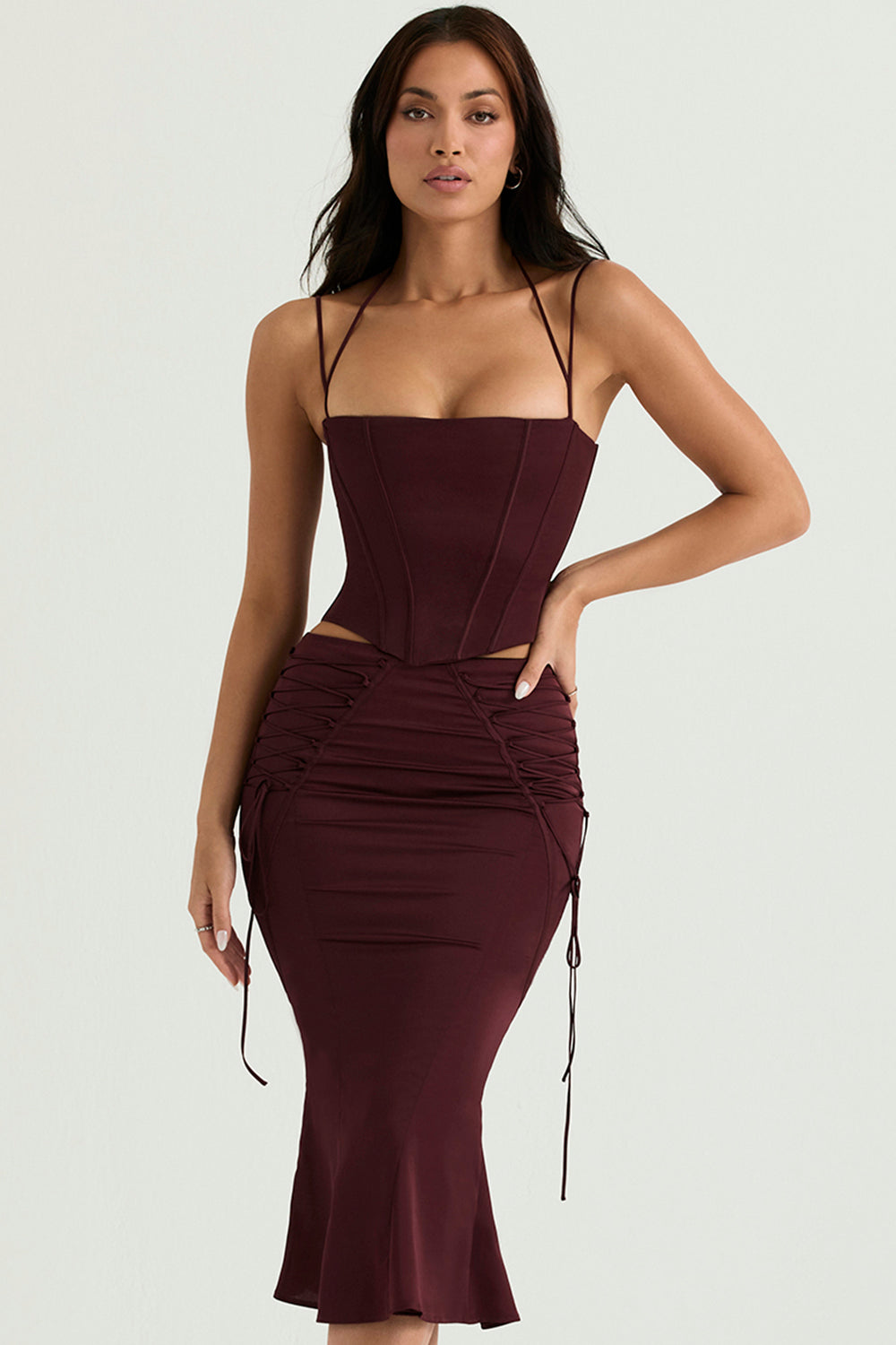 Corset en satin avec jupe midi à lacets