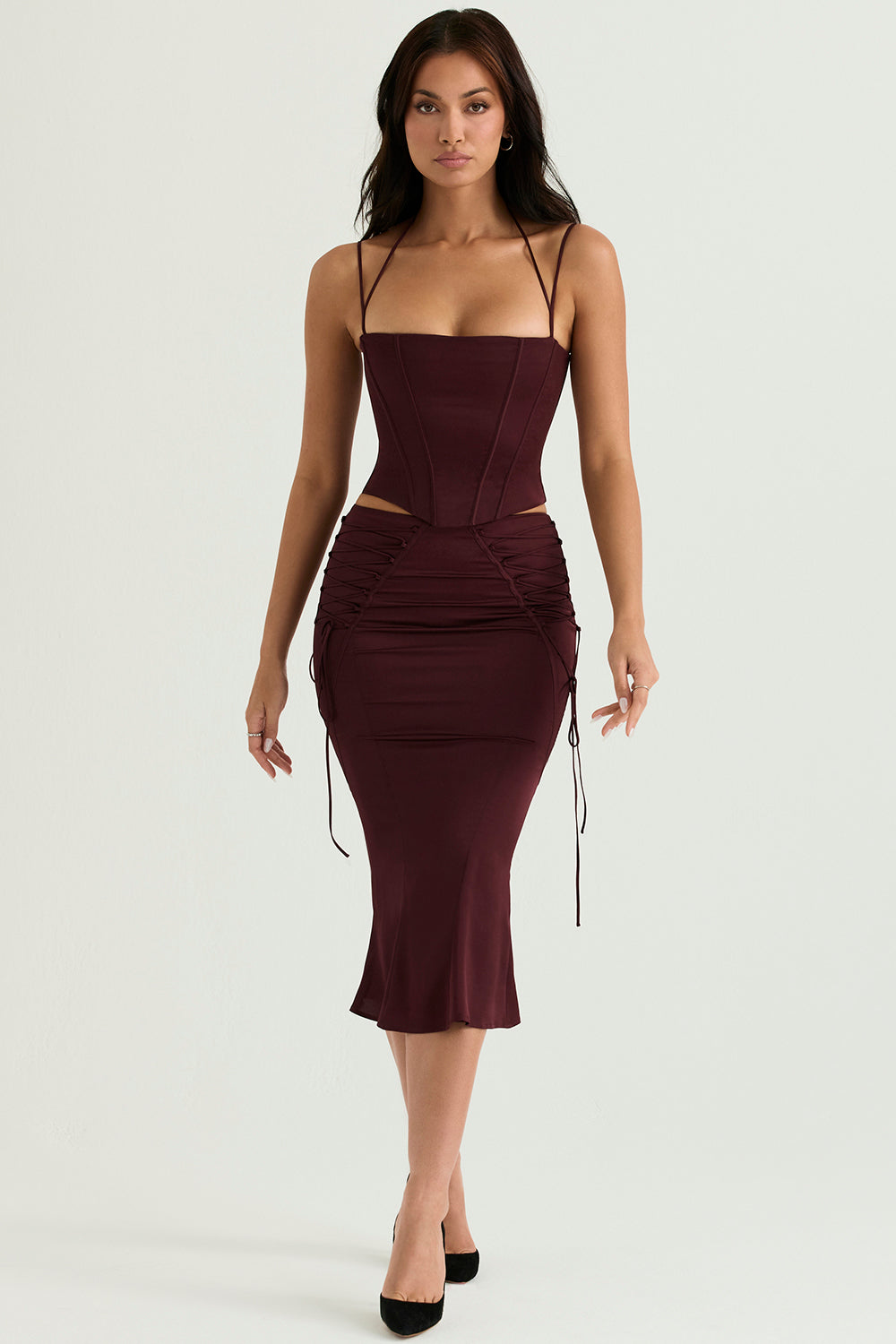 Corset en satin avec jupe midi à lacets
