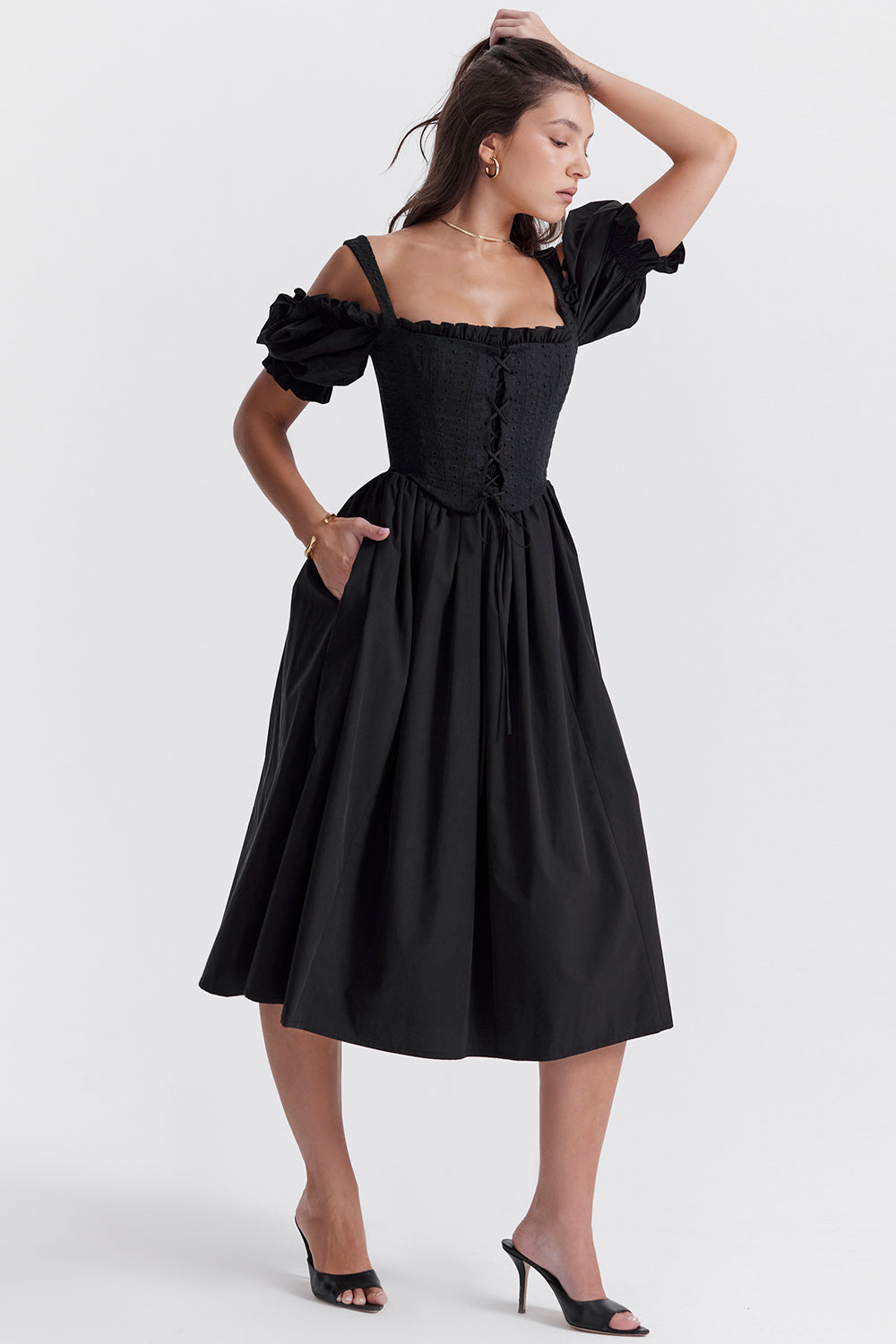 Robe d'été midi noire à manches bouffantes