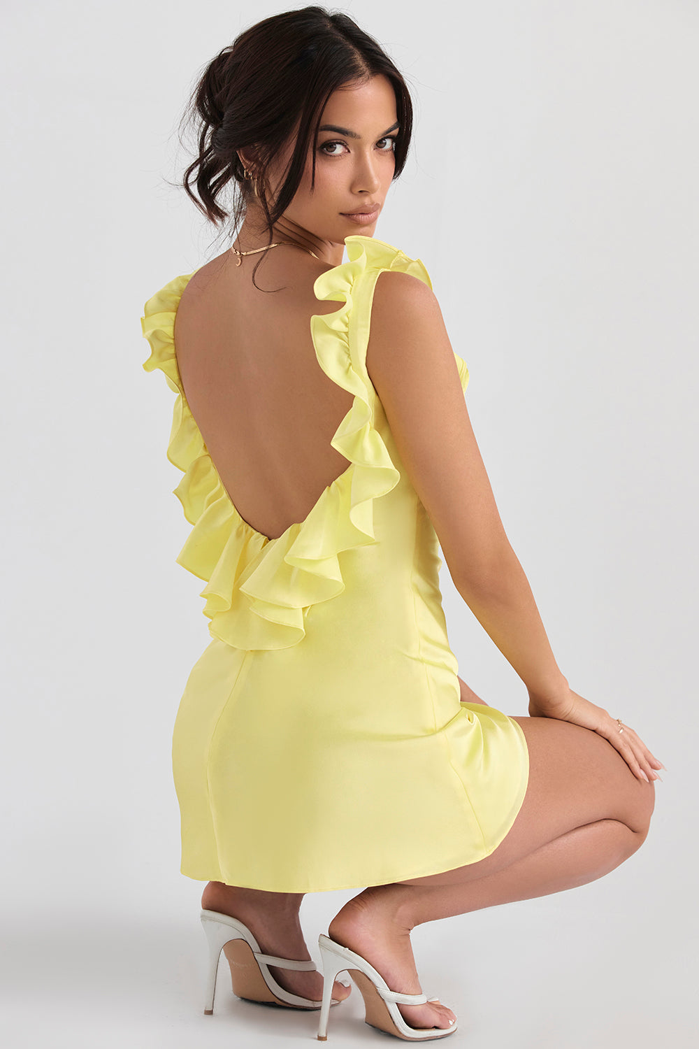 Mini-robe en satin à volants
