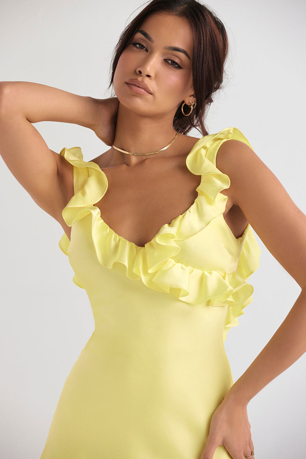 Mini-robe en satin à volants