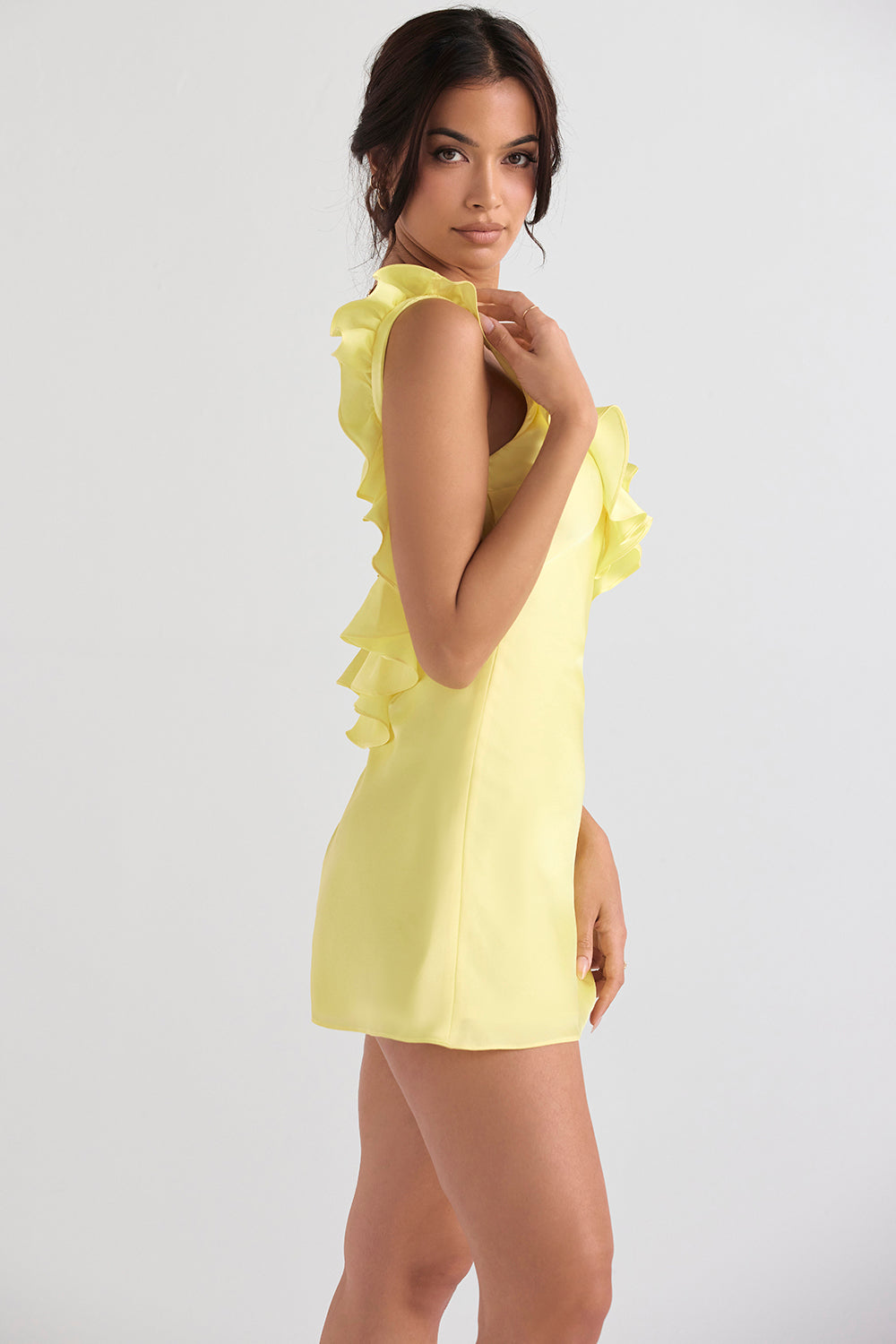 Mini-robe en satin à volants