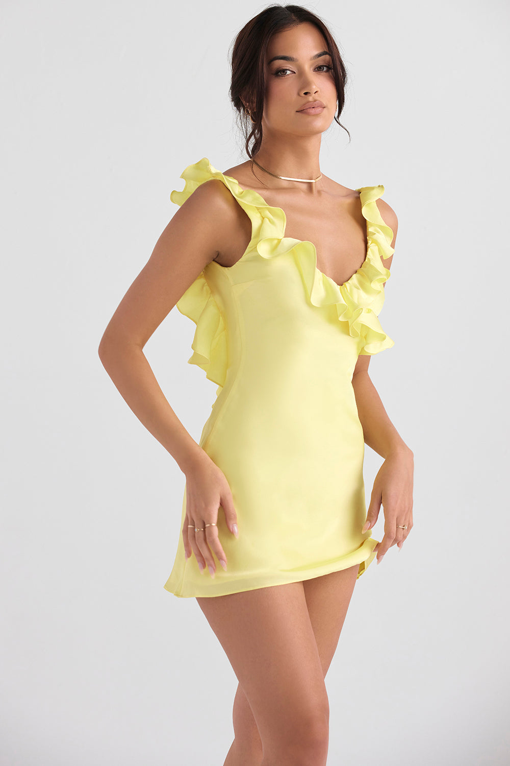 Mini-robe en satin à volants