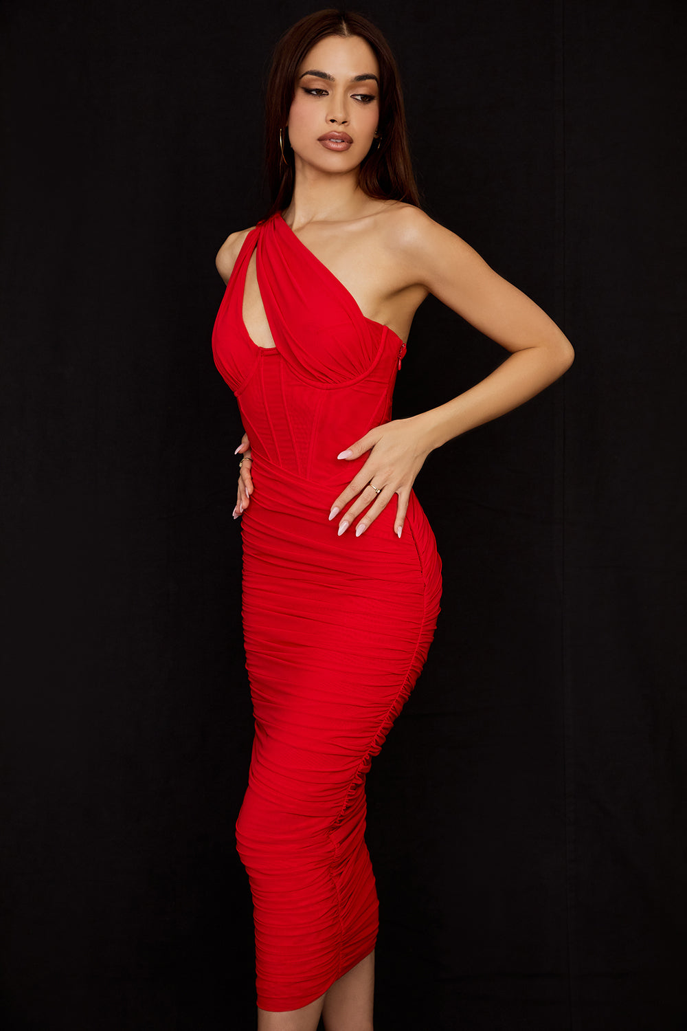 Robe midi asymétrique avec découpe