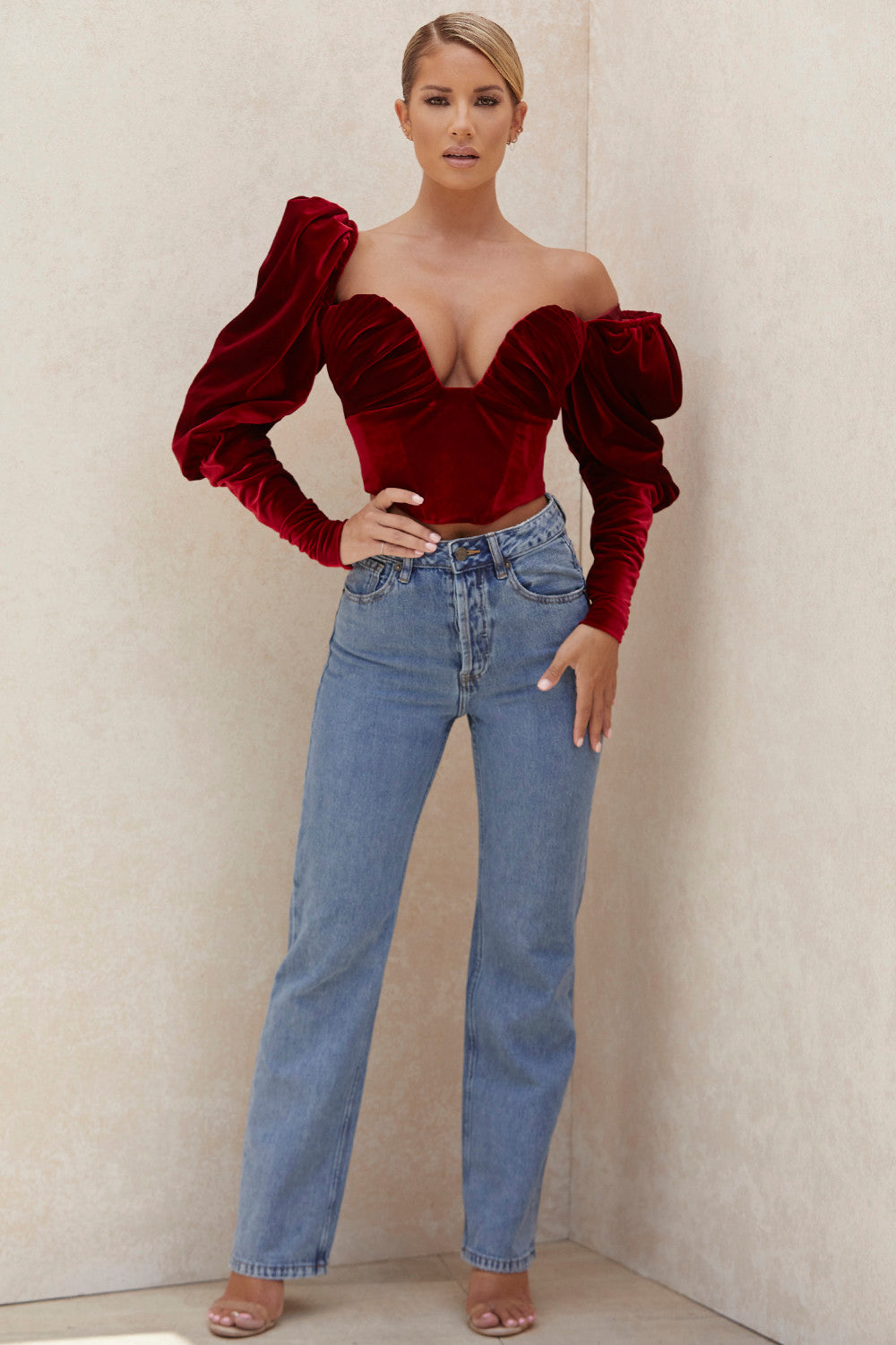 Corset en velours bordeaux à manches longues