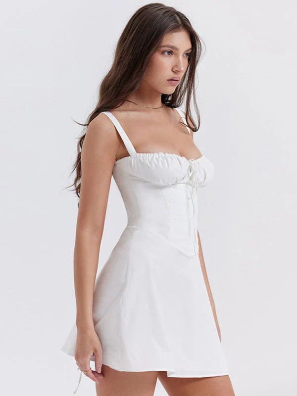 Mini-robe à bretelles spaghetti en blanc