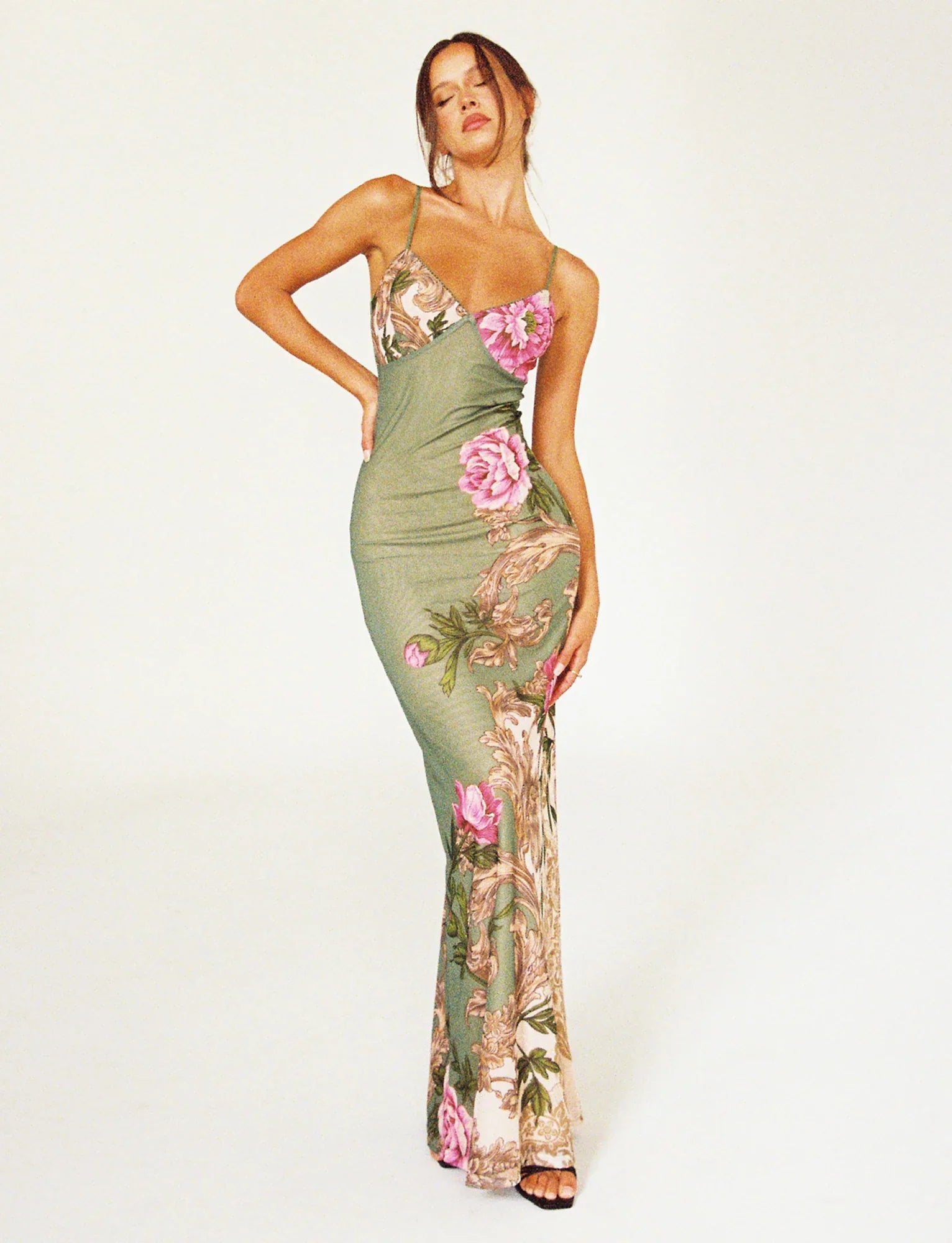 Robe en dentelle verte fleurie