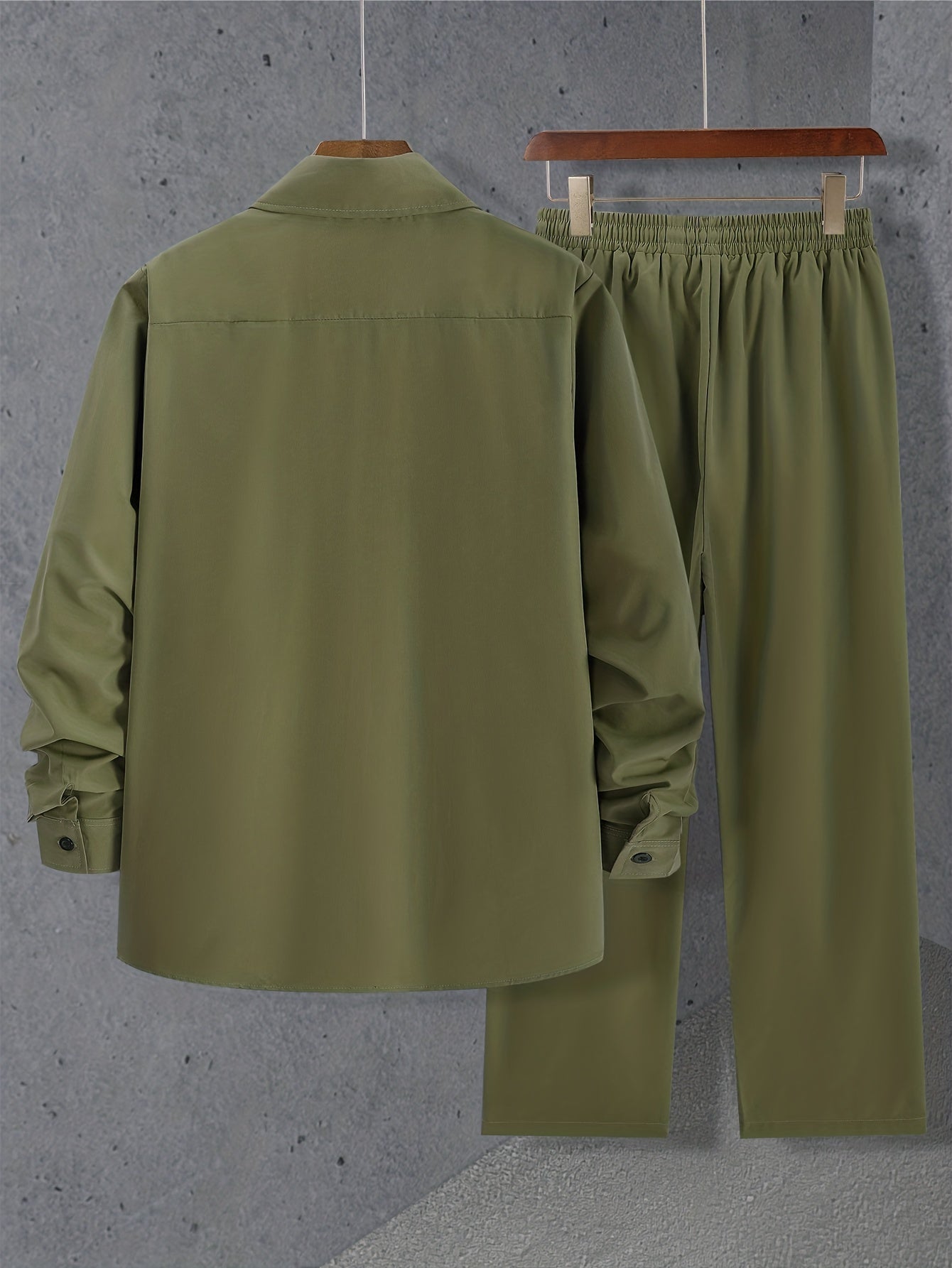 Ensemble simple composé d'une chemise à manches longues et d'un pantalon à cordon pour l'été