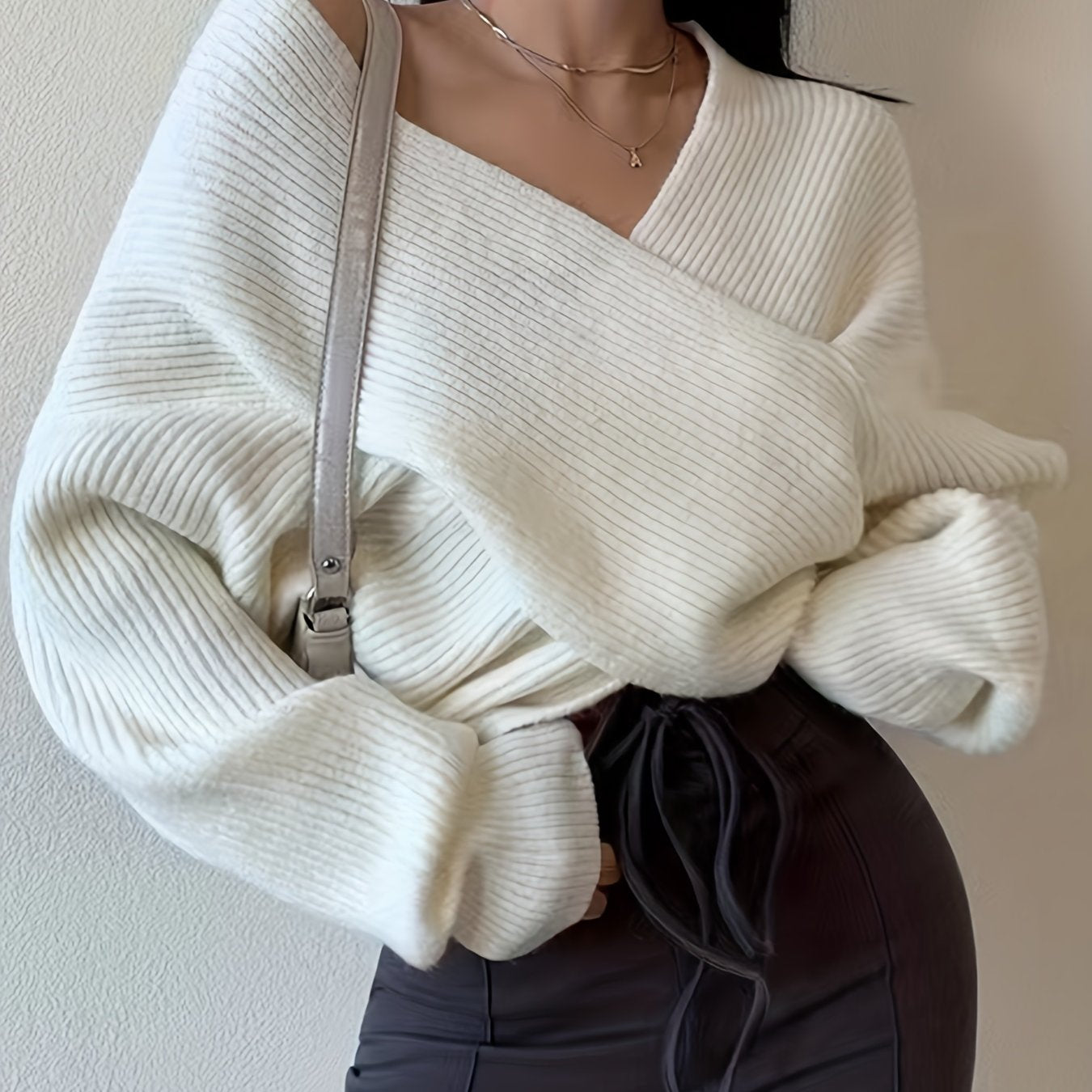 Pull en maille de couleur unie avec devant croisé