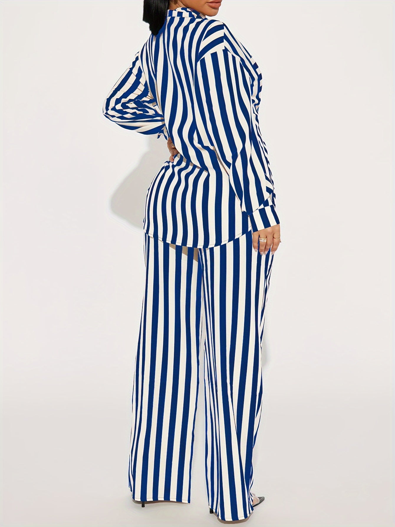 Ensemble composé d'une chemise rayée à manches longues et d'un pantalon large