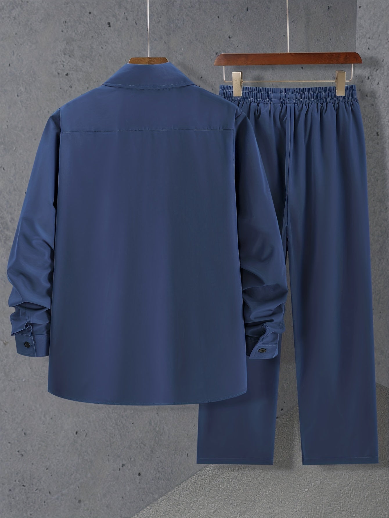 Ensemble simple composé d'une chemise à manches longues et d'un pantalon à cordon pour l'été