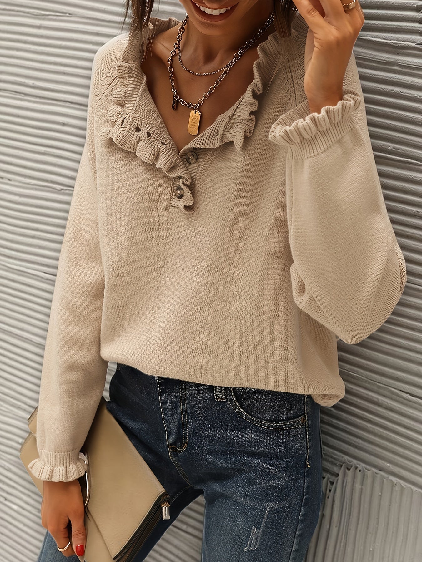 Pull avec col en V et volants dans le bas avec boutons