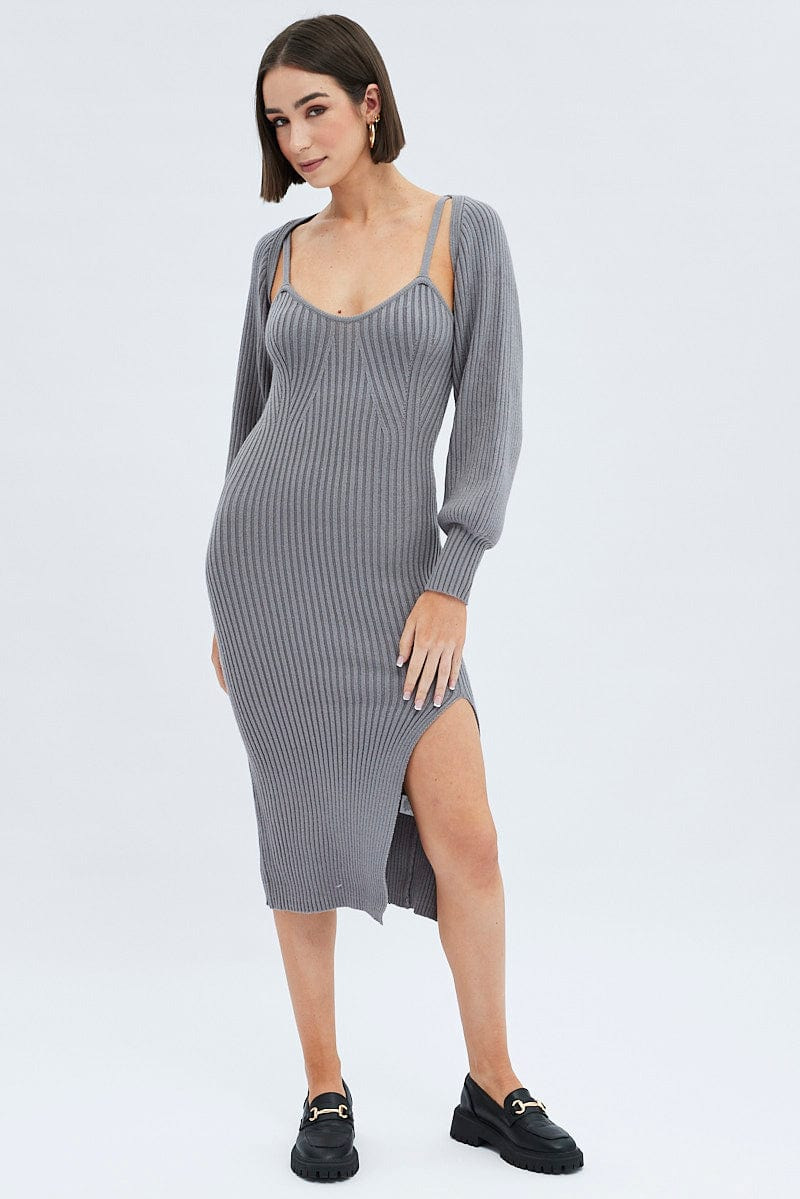 Ensemble pull-écharpe gris et robe