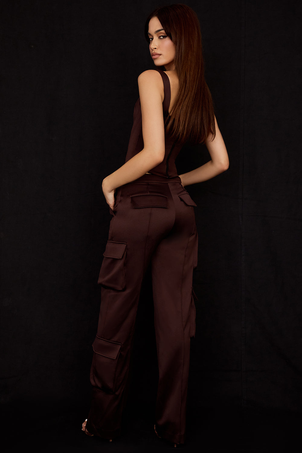 Corset long en satin chocolat avec pantalon cargo
