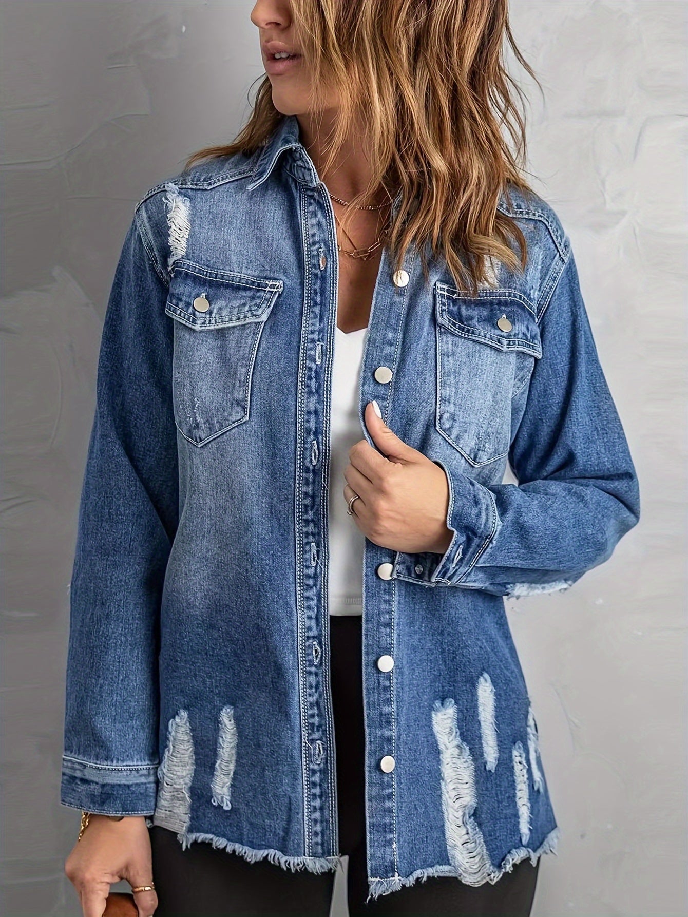 Veste en jean avec trous déchirés sur les revers