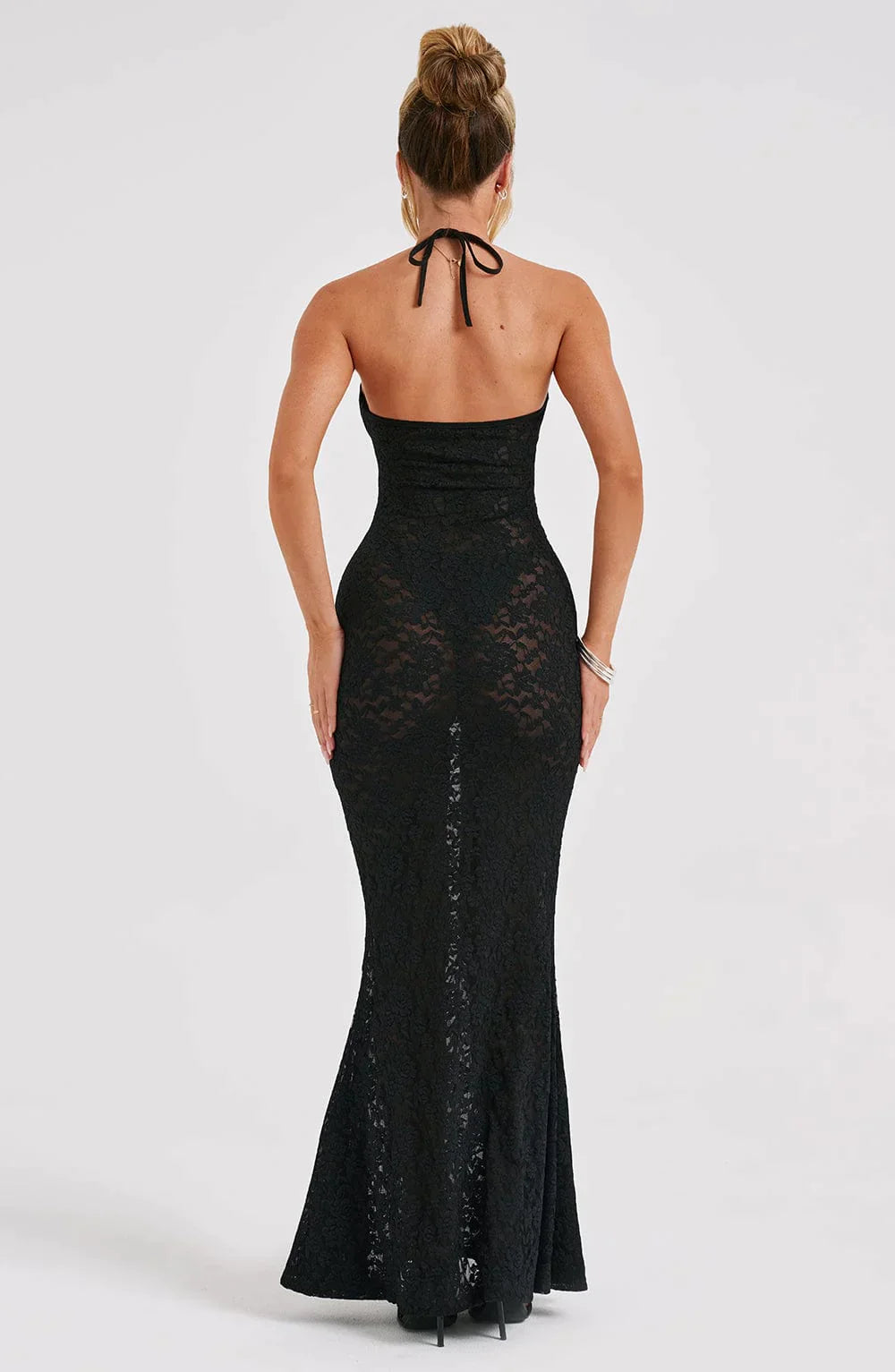 Robe longue noire avec couture en dentelle